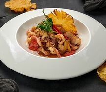 Креветки с ананасом в кисло-сладком соусе