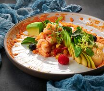 Салат с папайей, гребешком и креветкой