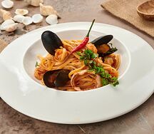Лингвини с морепродуктами и томатным соусом