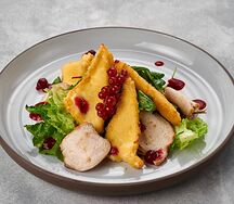 Салат с обжаренным сыром и ягодным соусом