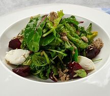 Салат с запеченной свеклой и козьим сыром