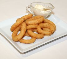 Луковые кольца с чесночным соусом