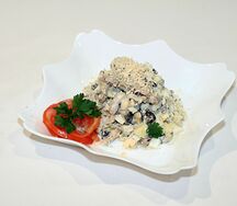 Салат с курицей, грибами и черносливом