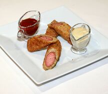 Сосиски Клубные с горчичным соусом