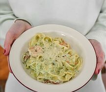 Паста с креветками, вялеными томатами и песто