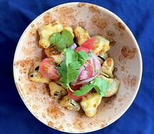 Салат с баклажанами фри и бакинскими томатами с кинзой