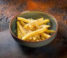 Картофель фри с трюфельным маслом и пармезаном
