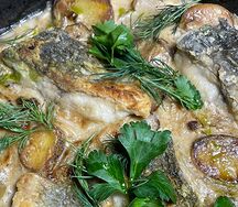 Карп с молодым картофелем и грибами