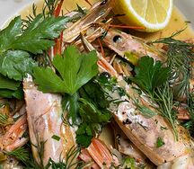 Лангустины, обжаренные с чесноком и зеленью