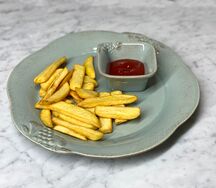 Ломтики картофеля, обжаренные в масле