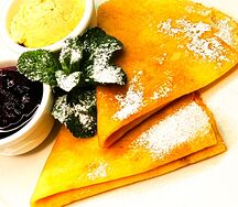 Блинчики с вареньем и мороженым