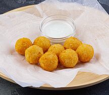 Сырные шарики халапеньо с чесночным соусом