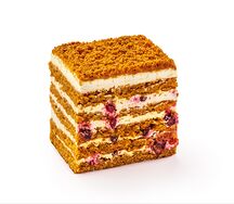 Торт Медовый с брусникой