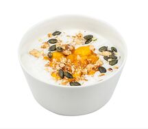 Каша рисовая с кусочками манго, персика и орехами