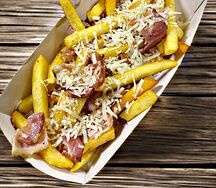 Картофель фри с беконом и пармезаном