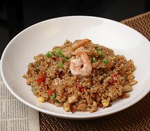 Жареный рис с курицей