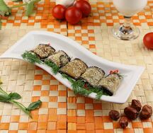 Рулетики из баклажанов с овощами