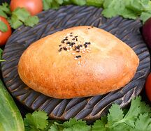 Пирожок с луком и яйцом