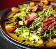 Салат с рукколой и ростбифом