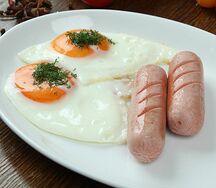 Яичница с сосисками