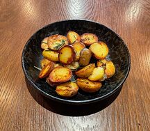 Обжаренный картофель с розмарином