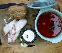 Борщ с теплой булочкой и салом