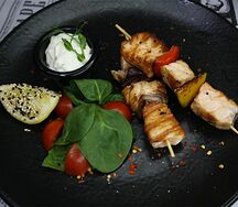 Шашлык из лосося с овощами