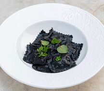 Черные равиоли с морепродуктами