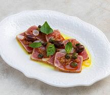 Опаленный свежий тунец с оливками и каперсами
