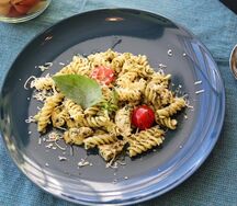 Паста с куриной грудкой и соусом Песто