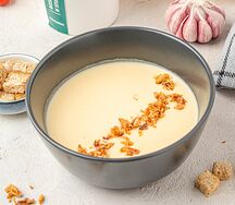 Сырный суп с луковыми чипсами