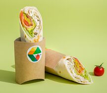 Цезарь фреш ролл с курицей су-вид, хрустящим салатом, томатами и пармезаном