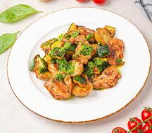 Цыплёнок Кентуки с бейби картофелем и соусом Чимичурри