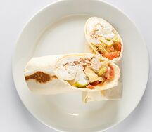 Фреш ролл с нежной индейкой, салатом, томатами и фирменным соусом