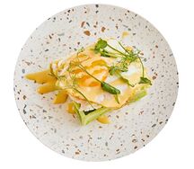 Шпинатная вафля с яйцом и голландским соусом