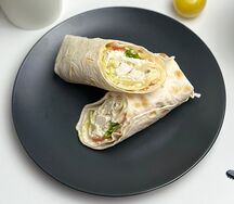 Цезарь в лаваше с курочкой, хрустящим салатом и томатами