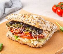 Сэндвич с курицей, моцареллой и песто