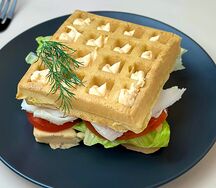 Венская вафля с курицей и творожным сыром