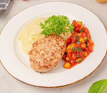 Котлета с картофельным пюре и соусом сальса