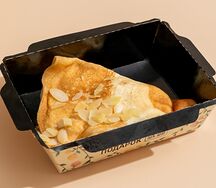 Блин с фермерским творогом, сладким персиком и миндальными лепестками