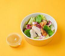 Салат с панированными овощами и курицей