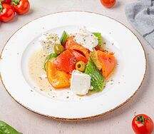 Греческий салат со средиземноморскими травами