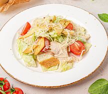 Салат Цезарь c сухариками и устричным соусом