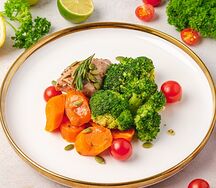 Стейк из индейки су-вид с морковью и брокколи