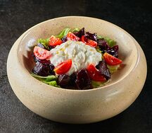 Салат с печеной свеклой и страчателлой