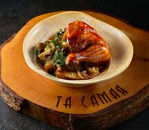 Запечённый куриный окорок с картофелем по-деревенски