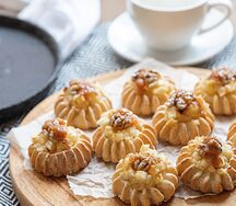 Перепечки с яблоком, грецким орехом и карамелью