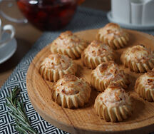 Перепечки с лососем и картофелем