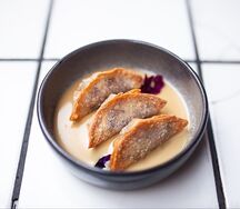 Яблочные гёдза с кокосовой сгущёнкой