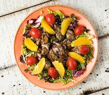 Теплый салат с куриной печенью